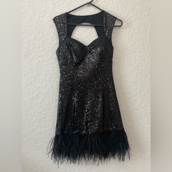 GUESS black sequin dress with sweetheart cut and feathers Keyhole Back Size 4 - Picture 6 of 10